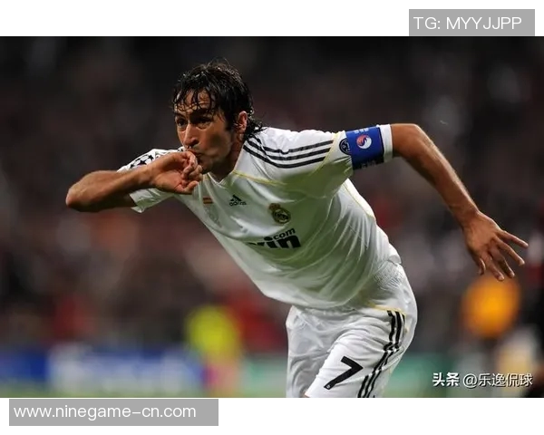 回顾历史足坛辉煌成就十大足球巨星排名与传奇生涯分析